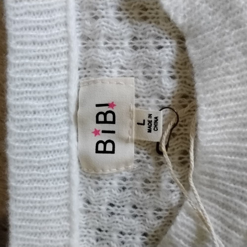 White Pointelle Knit Sweater with Red Strawberry 🍓 Design New!♥️HP♥️ - Picture 3 of 12